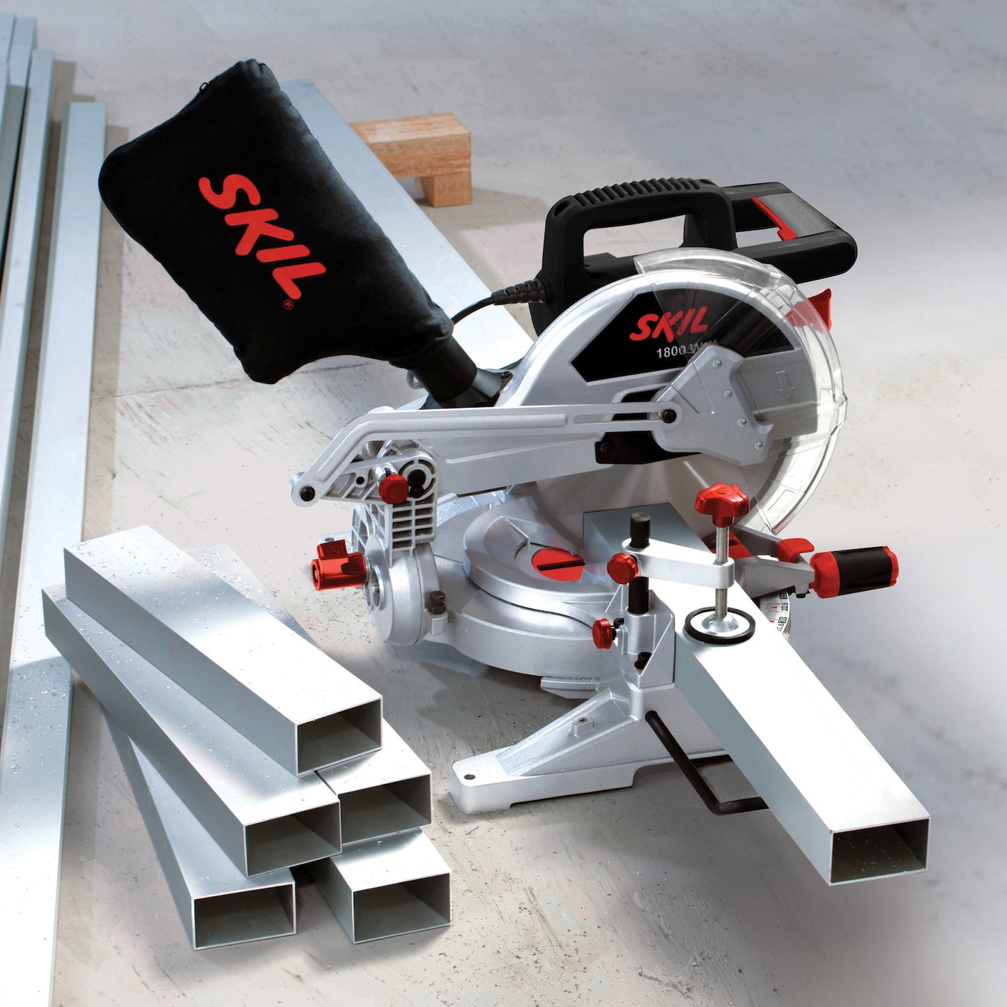 Ingleteadora Skil 3310 1800W 110V disco y accesorios