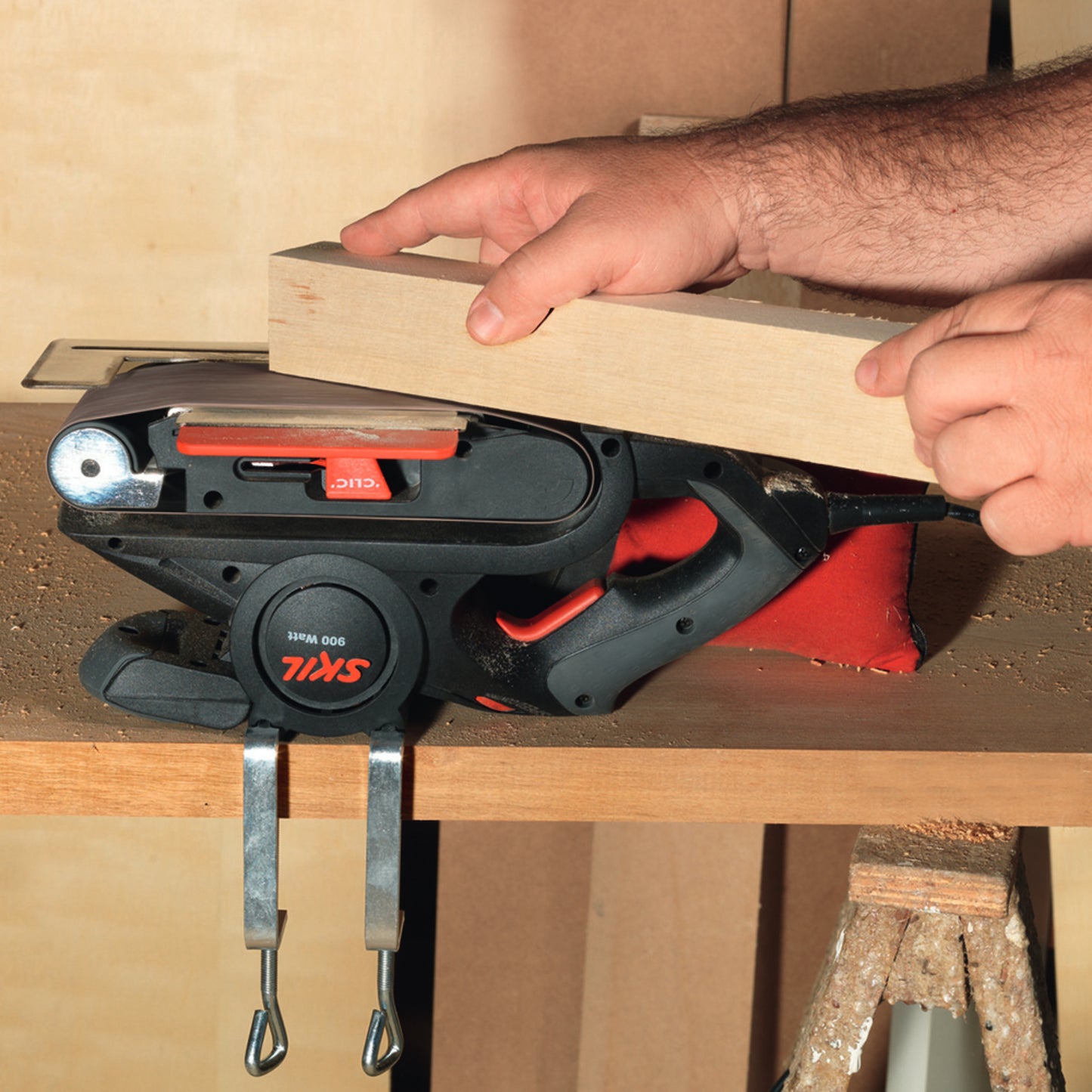 Lijadora de banda Skil 7640 900W 110V maletín y accesorios